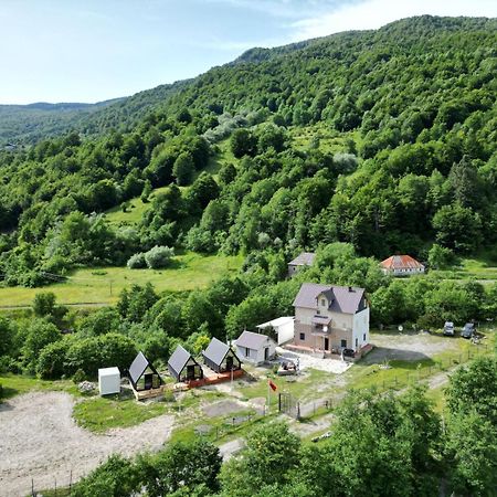 Vita Guesthouse Bajram Curri Екстер'єр фото